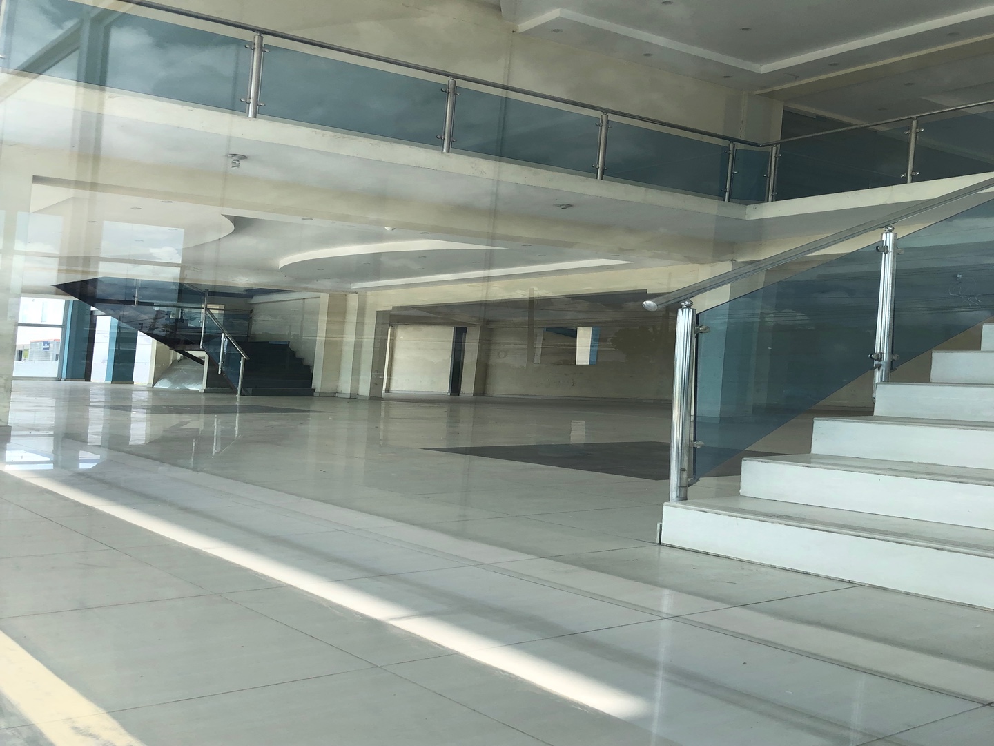 oficinas y locales comerciales - Vendo Local para empresa o Diler 