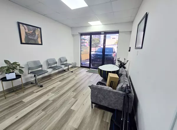 oficinas y locales comerciales - Venta propiedad comercial con almacen 5