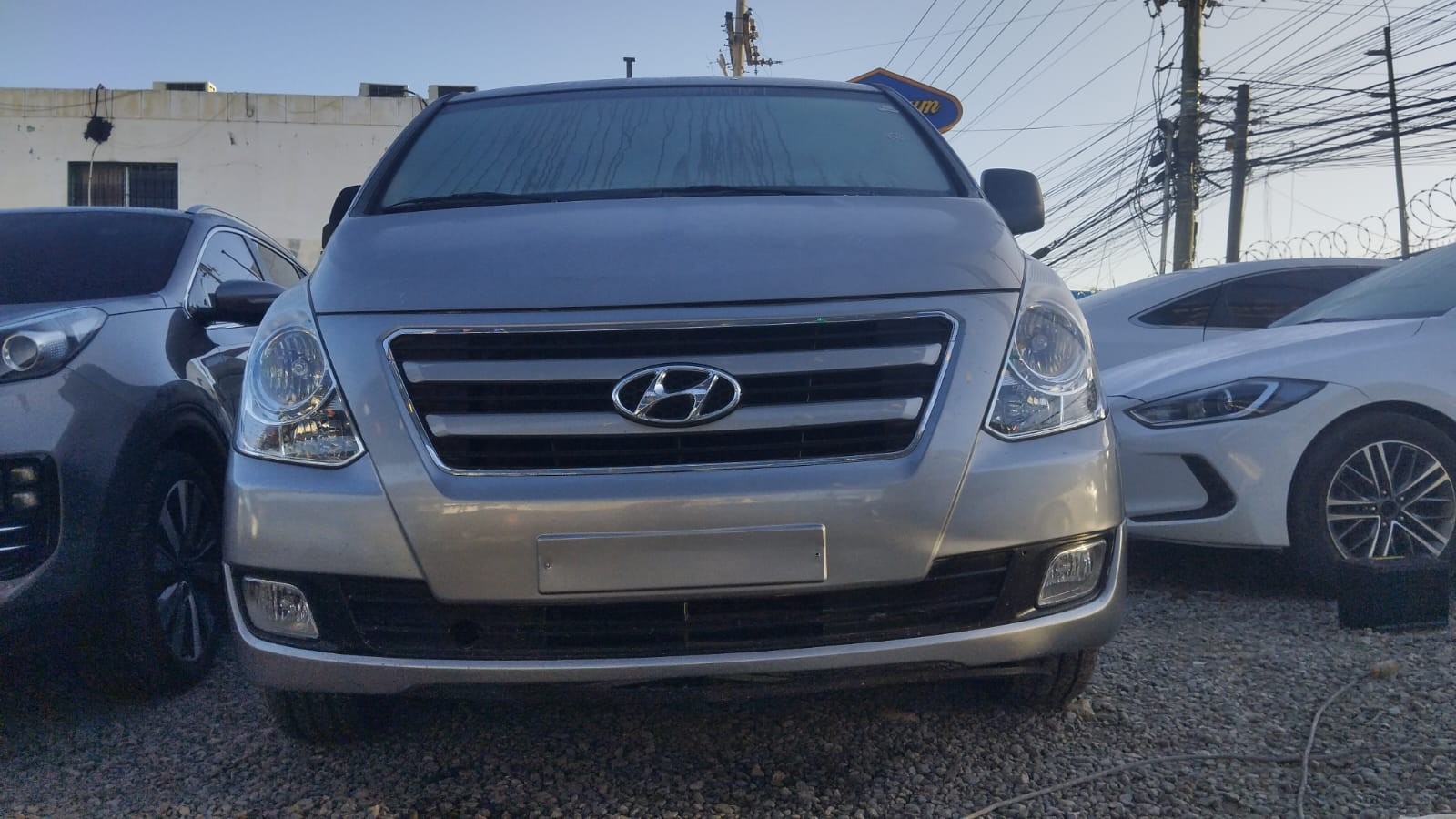 jeepetas y camionetas - HYUNDAI GRAND STAREX 2017 GRISDESDE: RD$1150.100 1