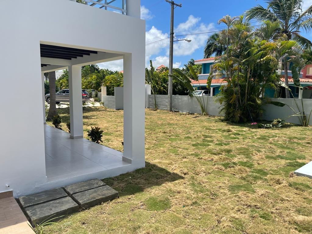 casas - Venta de villa lista para entrega en Villas Bávaro con acceso a Playa Bibijagua 3