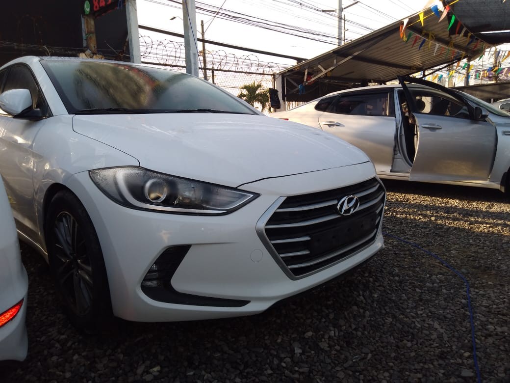 carros - HYUNDAI AVANTE 2017 BLANCODESDE: RD$700,100.00 1