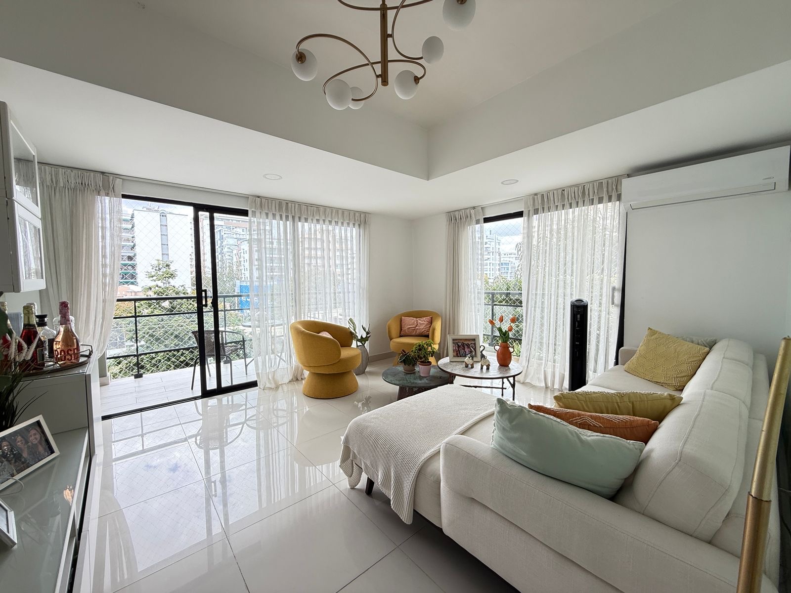 apartamentos - Vendo Evaristo morales tres hab con baño dos parqu 4