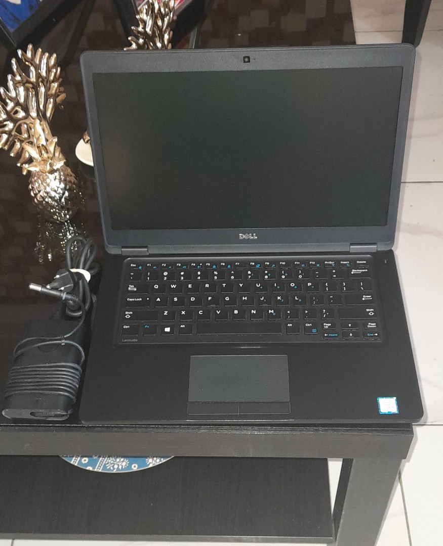 computadoras y laptops - Laptop Dell E5480 Core i5 12GB DDR4 256GB SSD M2 Windows 10-pro Oferta
