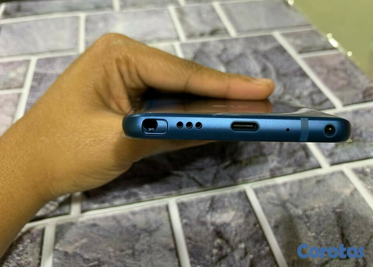 celulares y tabletas - Teléfono  LG Q8 2018 - 64GB 3