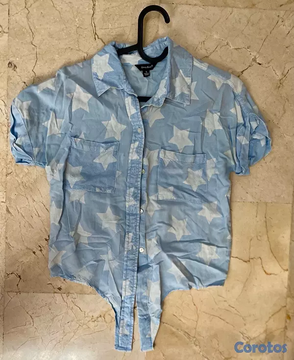 ropa para mujer - Blusa azul cielo corta, estampada de estrellas 2