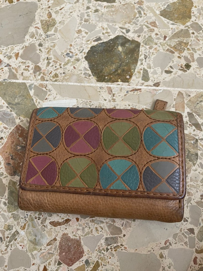 carteras y maletas - Monedero marca Fossil, en piel color predominante crema y multicolor en solapa