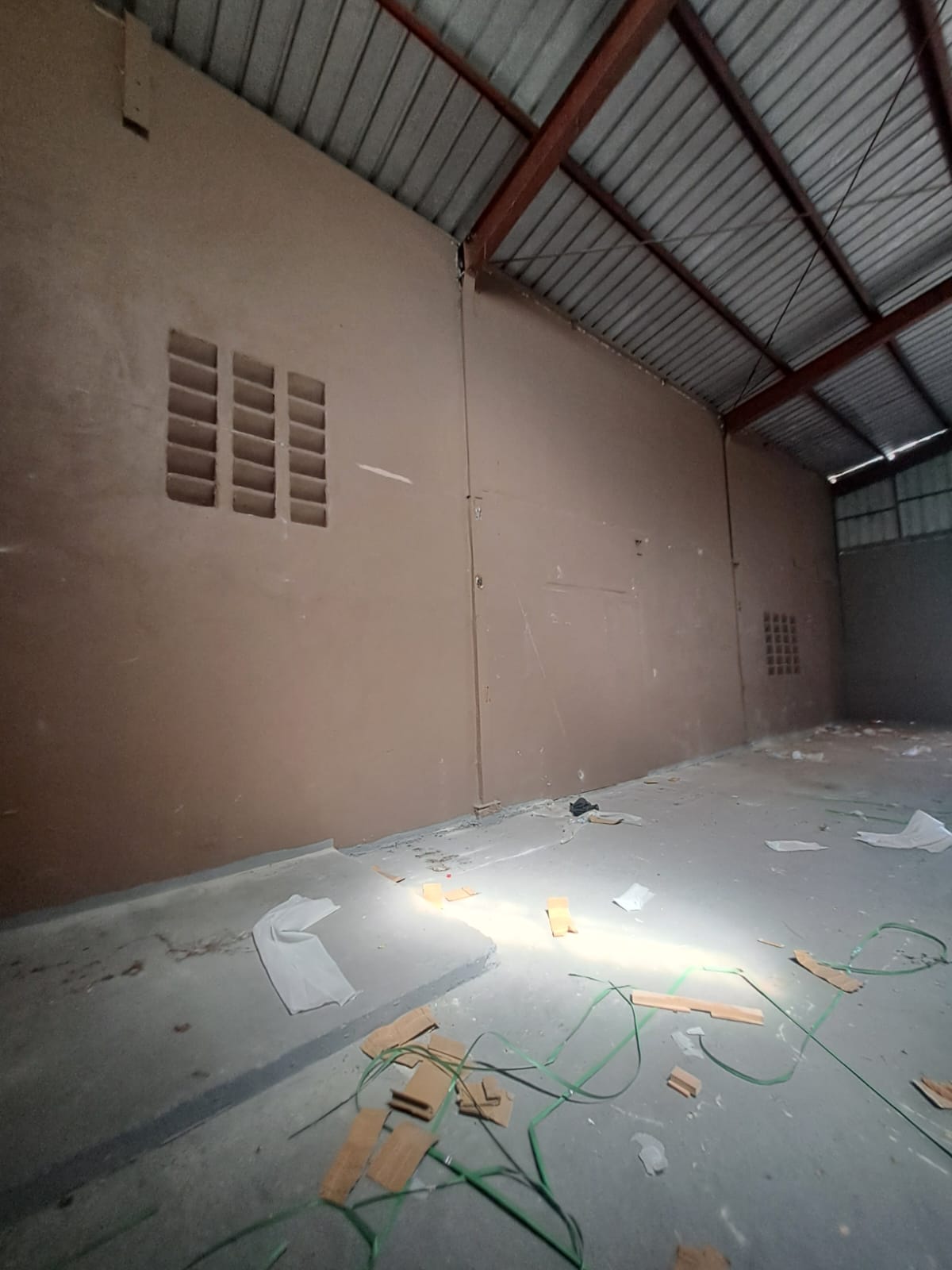 oficinas y locales comerciales - AlquiloNave  180  mts próximo al km 14 aut Duarte  4