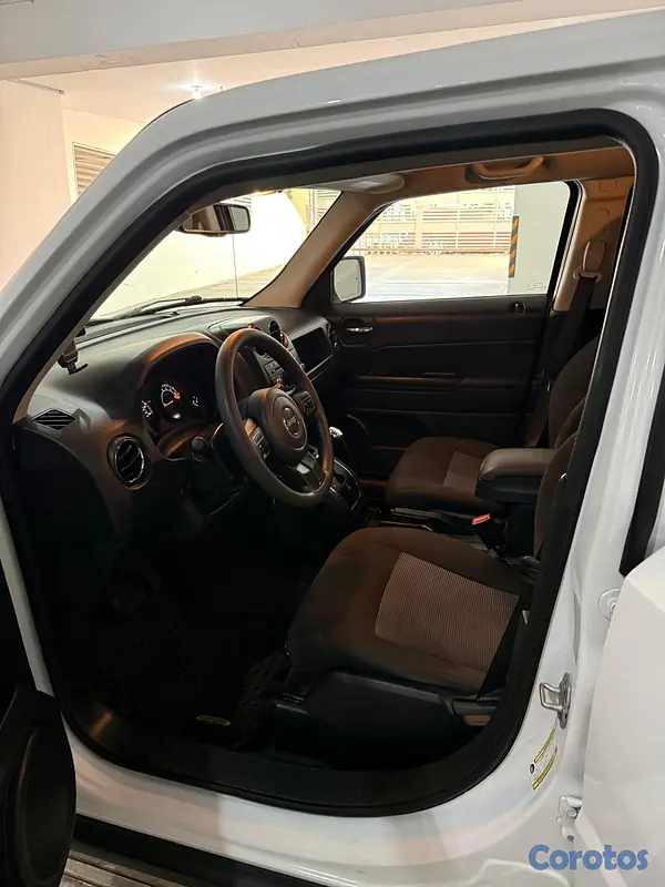 jeepetas y camionetas - Jeep Patriot 4x4 con menos de 25.000 millas 4