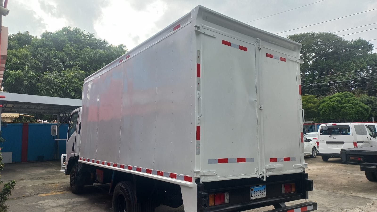 camiones y vehiculos pesados - Isuzu NPR año 2017 Blanco Furgon 2