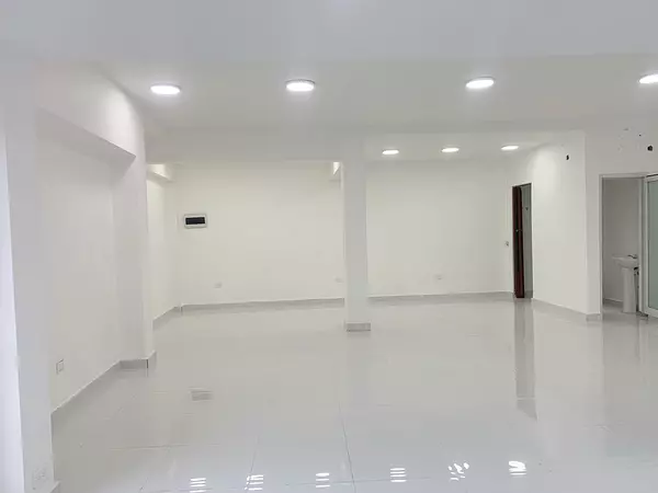 oficinas y locales comerciales - Local céntrico en Primer nivel  3