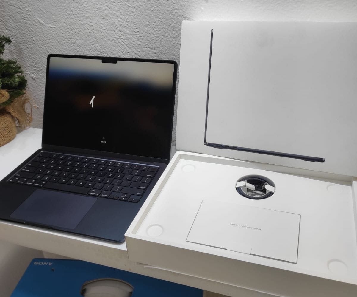 computadoras y laptops - Laptop Apple MacBook Air 13.6" 2024, M3, 8GB RAM, 256GB SSD, CPU 8, GPU 8, Nueva 5