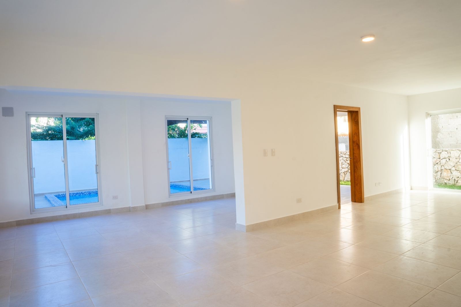 casas - Venta de villa lista para entrega en Villas Bávaro con acceso a Playa Bibijagua 4
