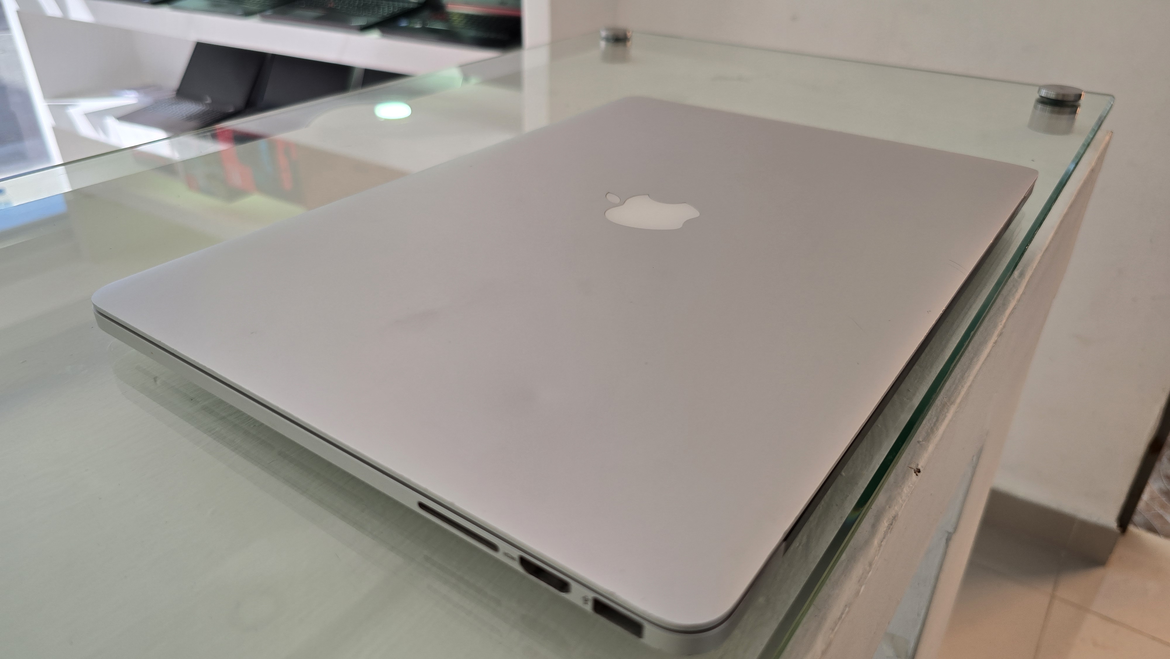 computadoras y laptops - Macbook pro Retina 15 Pulg Core i7 Ram 16gb Disco 512gb SSD solido año 2015 2