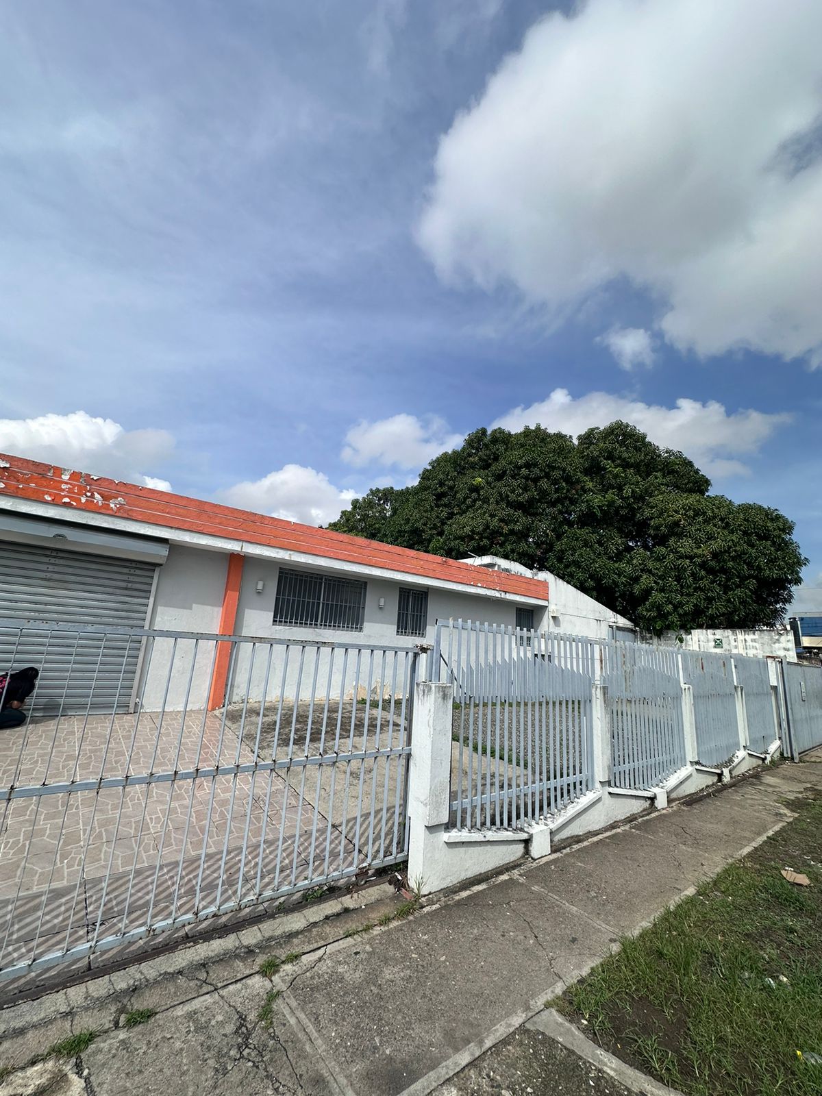 oficinas y locales comerciales - Alquilo Casa Comercial en Los Prados 3