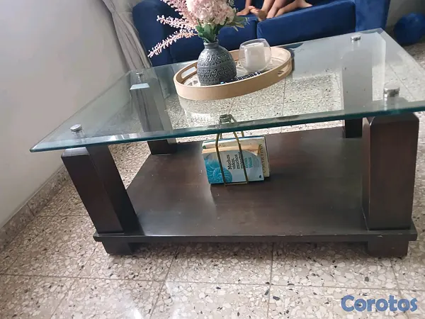 muebles y colchones - Mesa de centro con tope de cristal y patas en caoba. 4