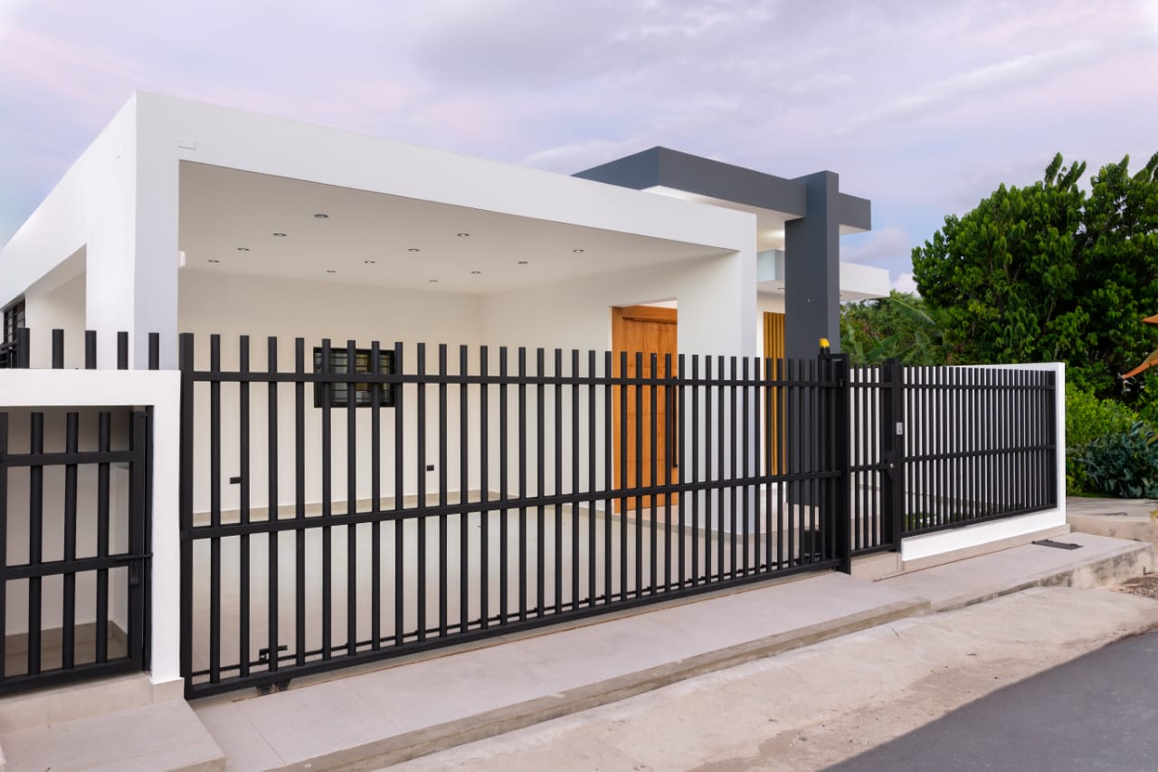 casas - Atractiva Vivienda con Patio en Proyecto Cerrado 1