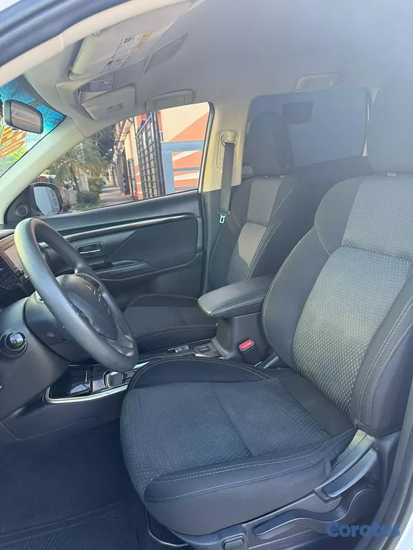 jeepetas y camionetas - Mitsubishi Outlander SE 2020 3