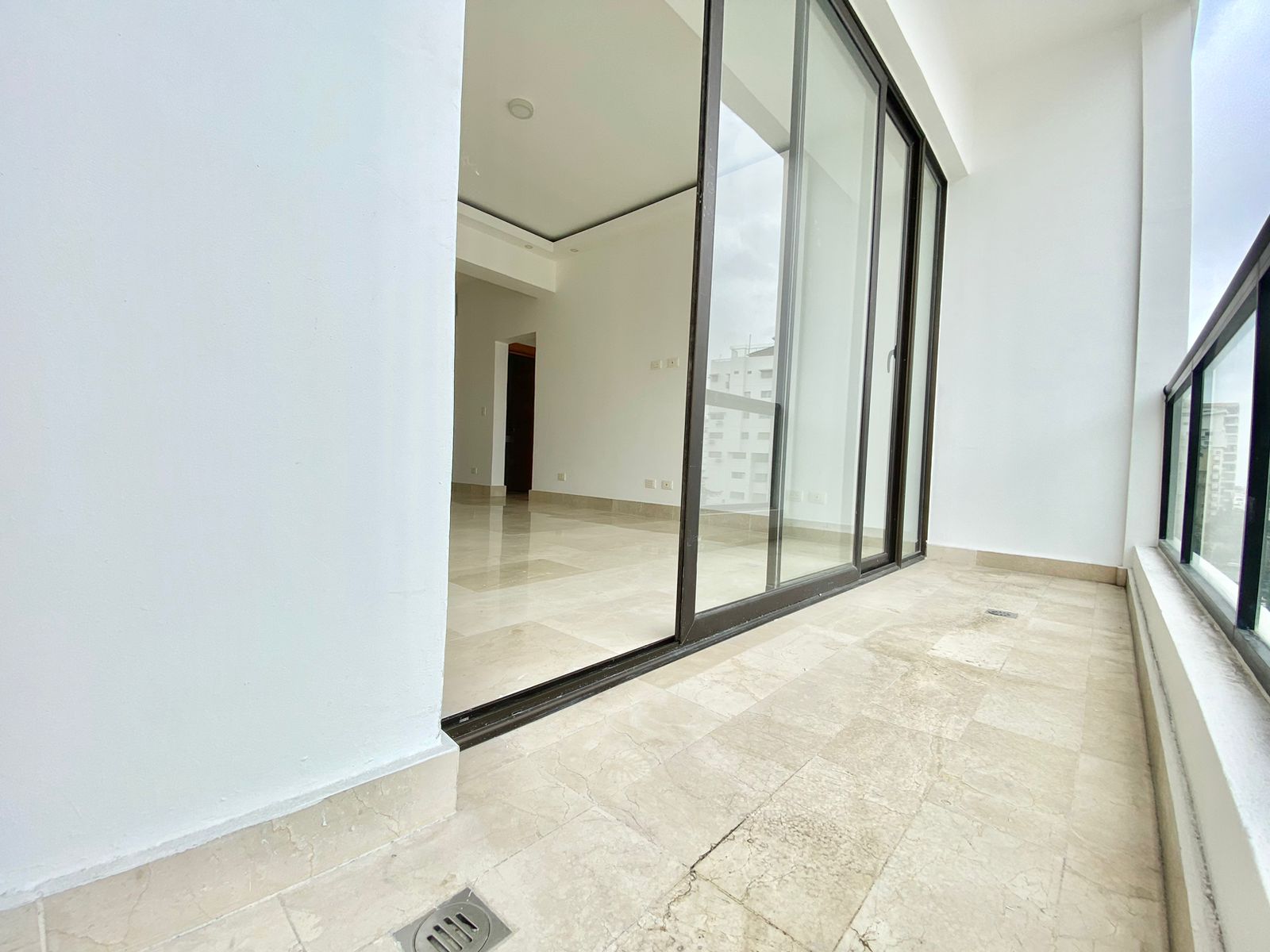 apartamentos - Alquiler en Piantini con Línea Blanca Familiar 3