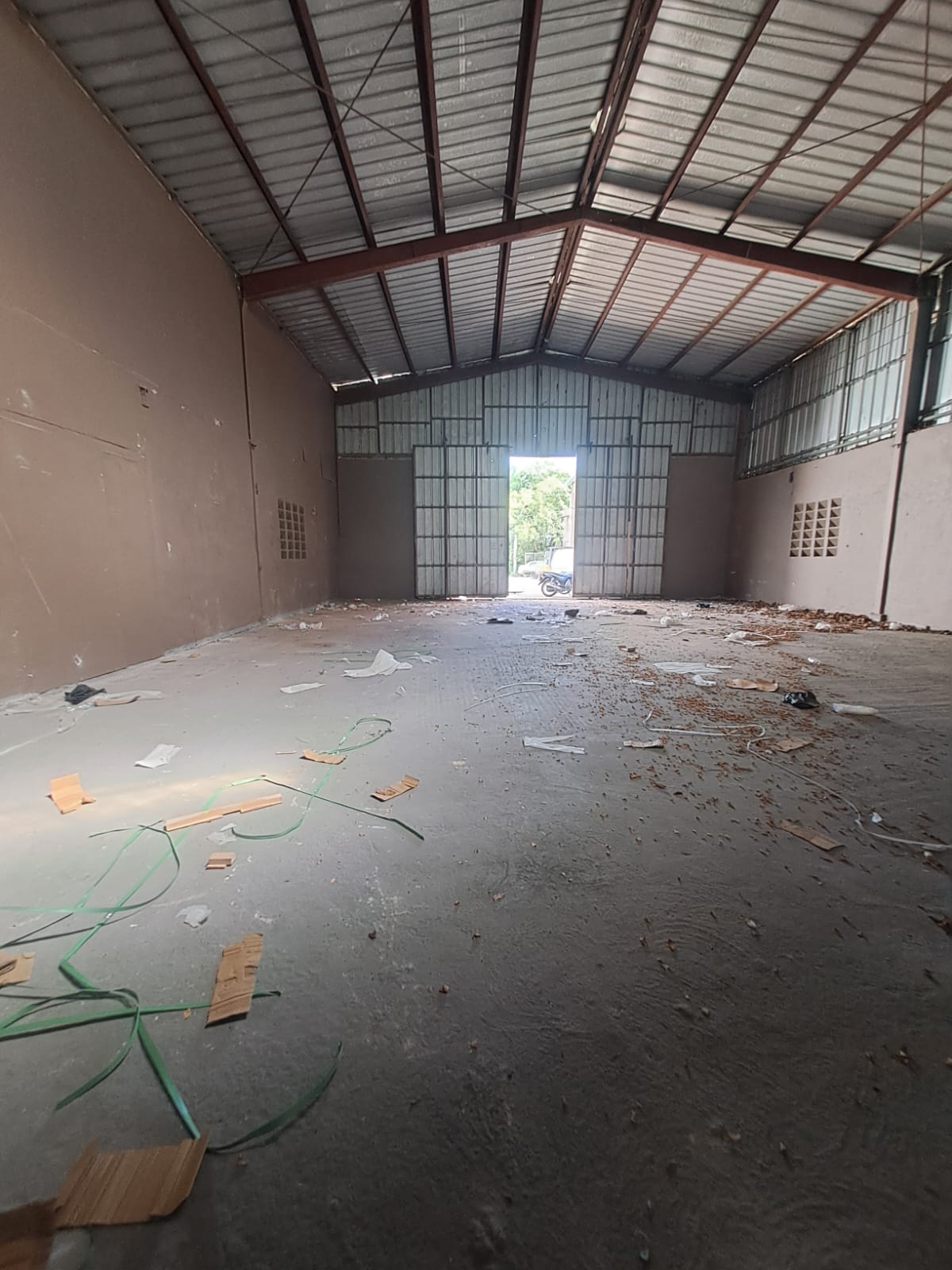 oficinas y locales comerciales - AlquiloNave  180  mts próximo al km 14 aut Duarte  5