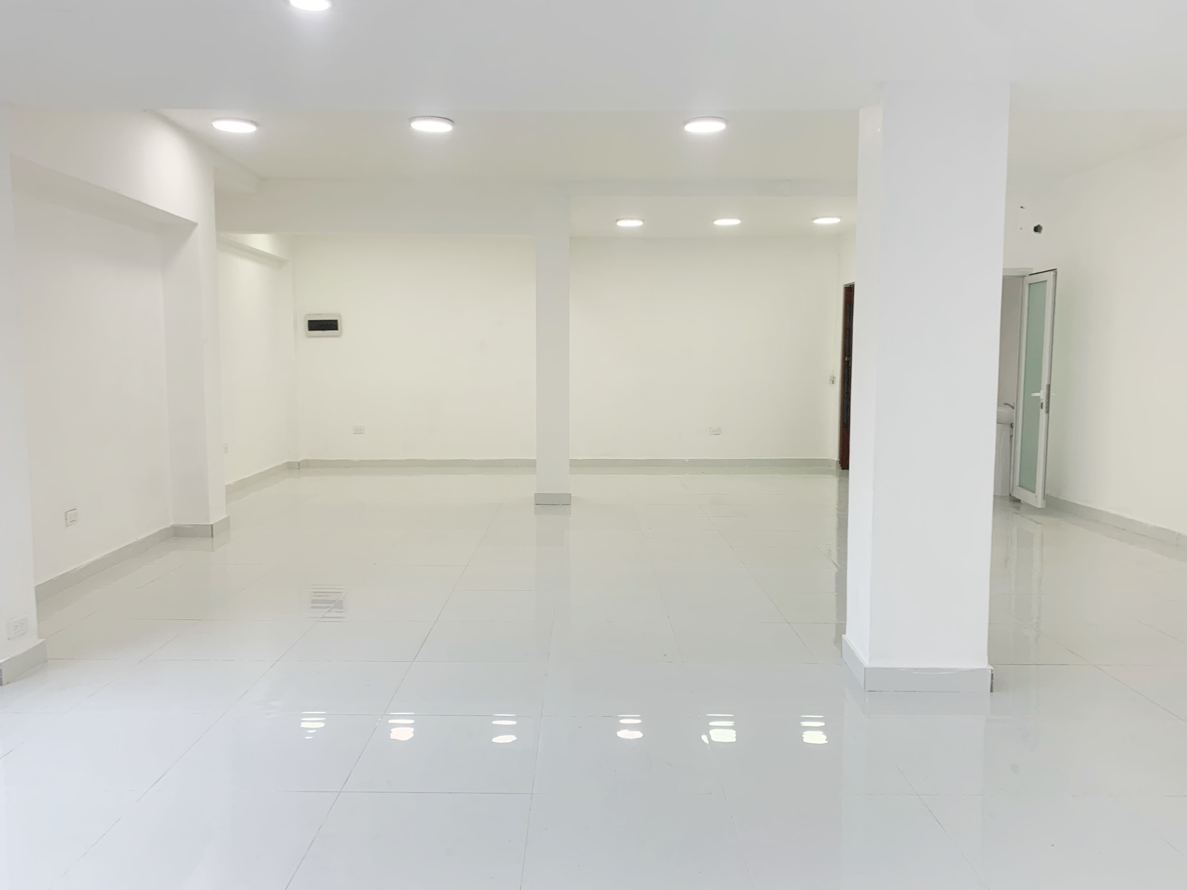 oficinas y locales comerciales - Local céntrico en Primer nivel  3