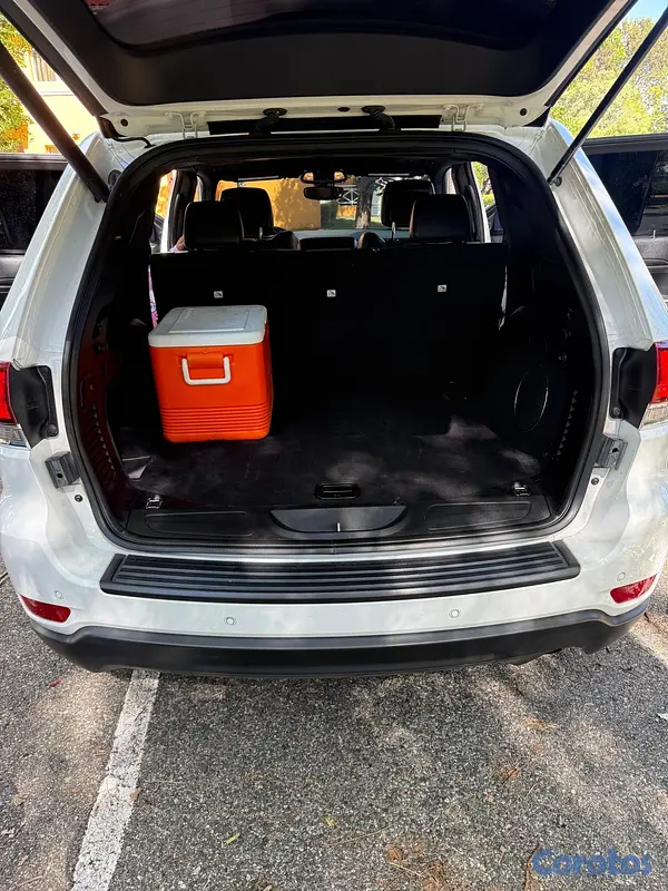 jeepetas y camionetas - Jeep grand Cherokee Laredo 2020 negociable  9