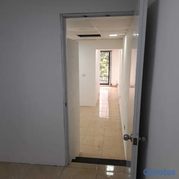 oficinas y locales comerciales - Local Comercial AV Romulo Betancourt 16