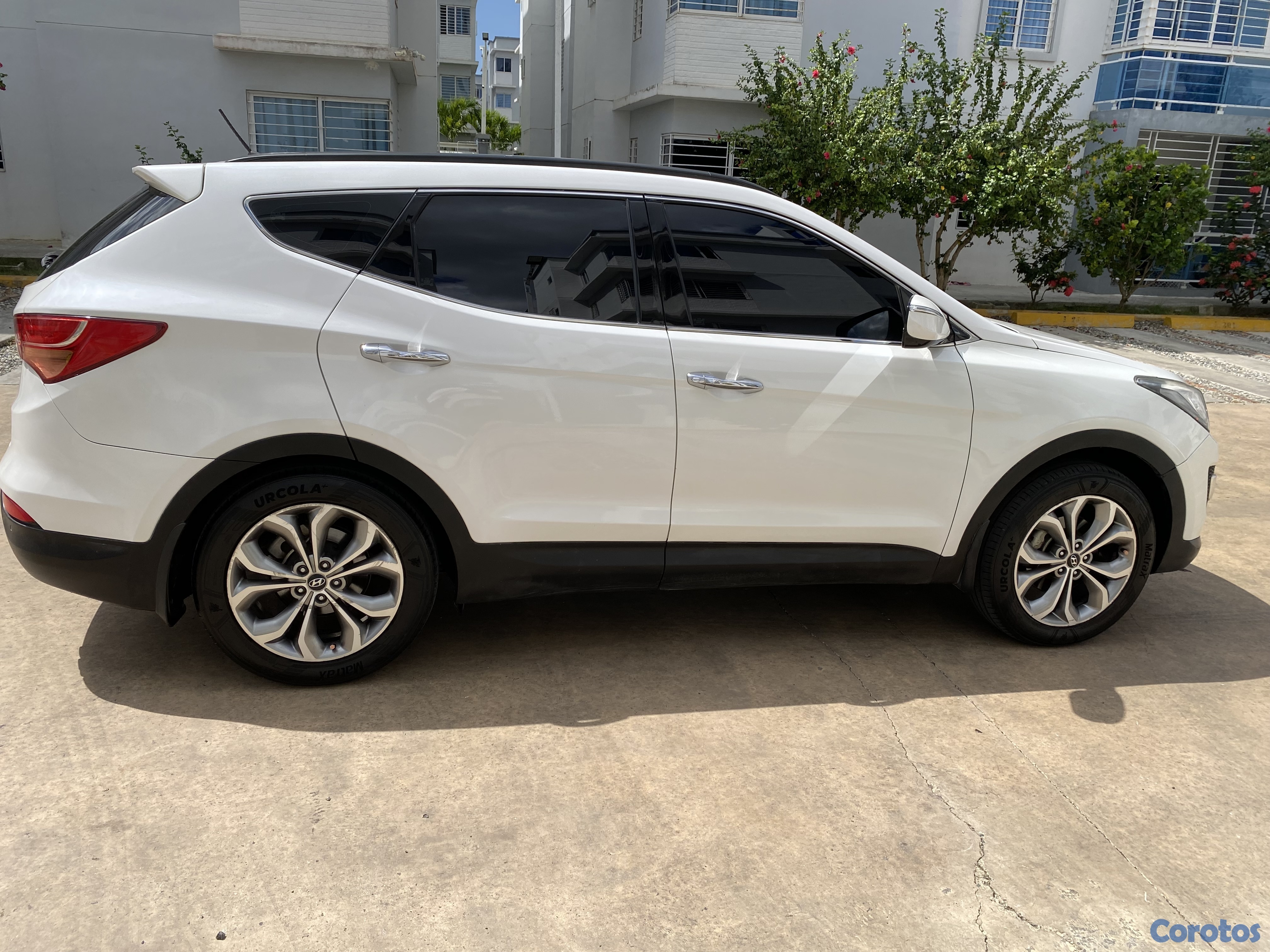 jeepetas y camionetas - Hiunday Santa Fe uso urbano, excelente condiciones 6