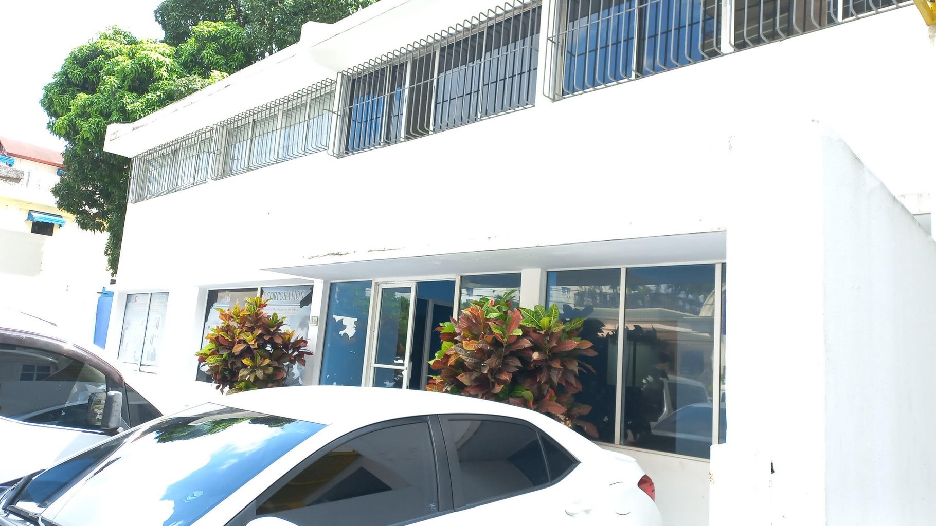 oficinas y locales comerciales - Local comercial con 6 estacionamientos