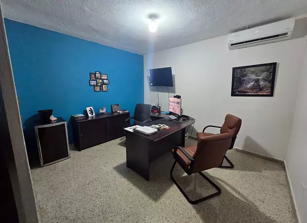 oficinas y locales comerciales - Venta propiedad comercial con almacen 9