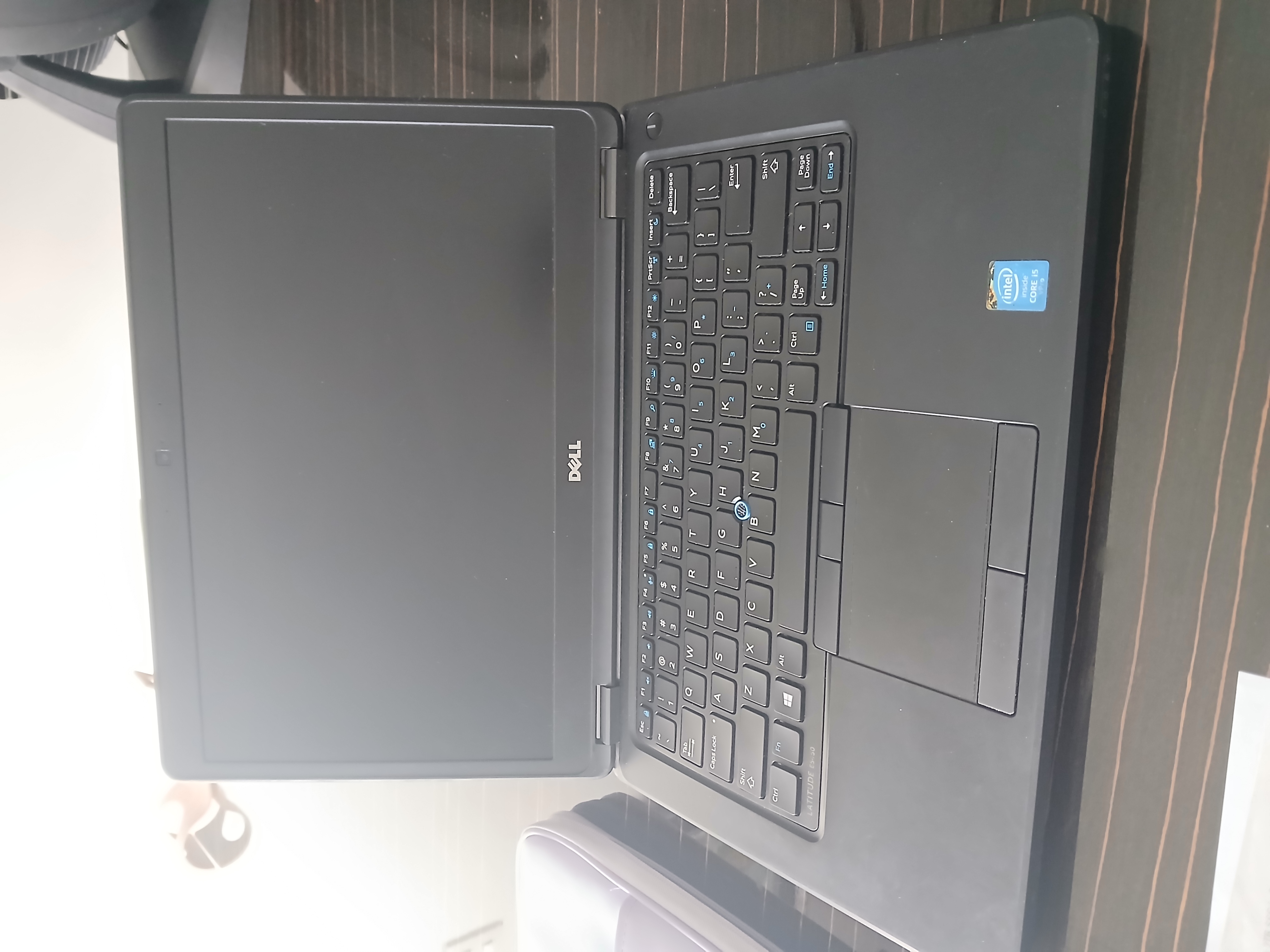 computadoras y laptops - Laptop Gaming Dell Latitude E5450 dañada – prende pero no arranca (2TB)
 1
