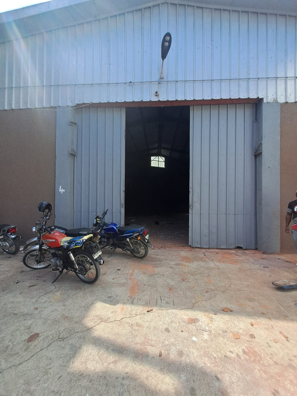 oficinas y locales comerciales - AlquiloNave  180  mts próximo al km 14 aut Duarte  7