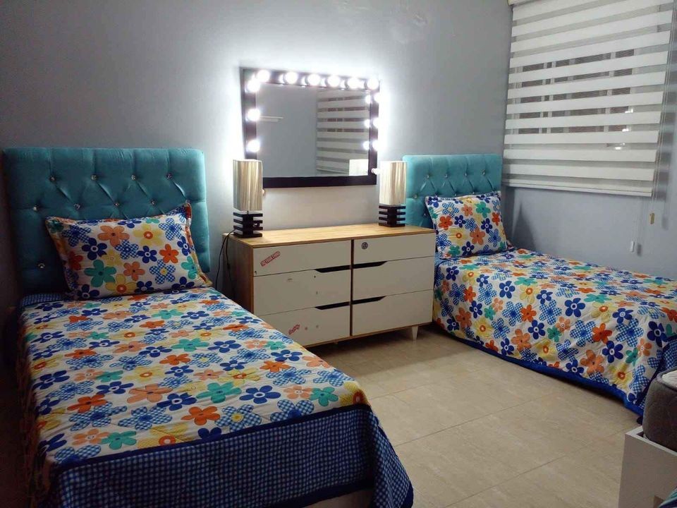 muebles y colchones - 2 Camas twins con espaldar azul tapizado,incluyen colchón y colcha reversible