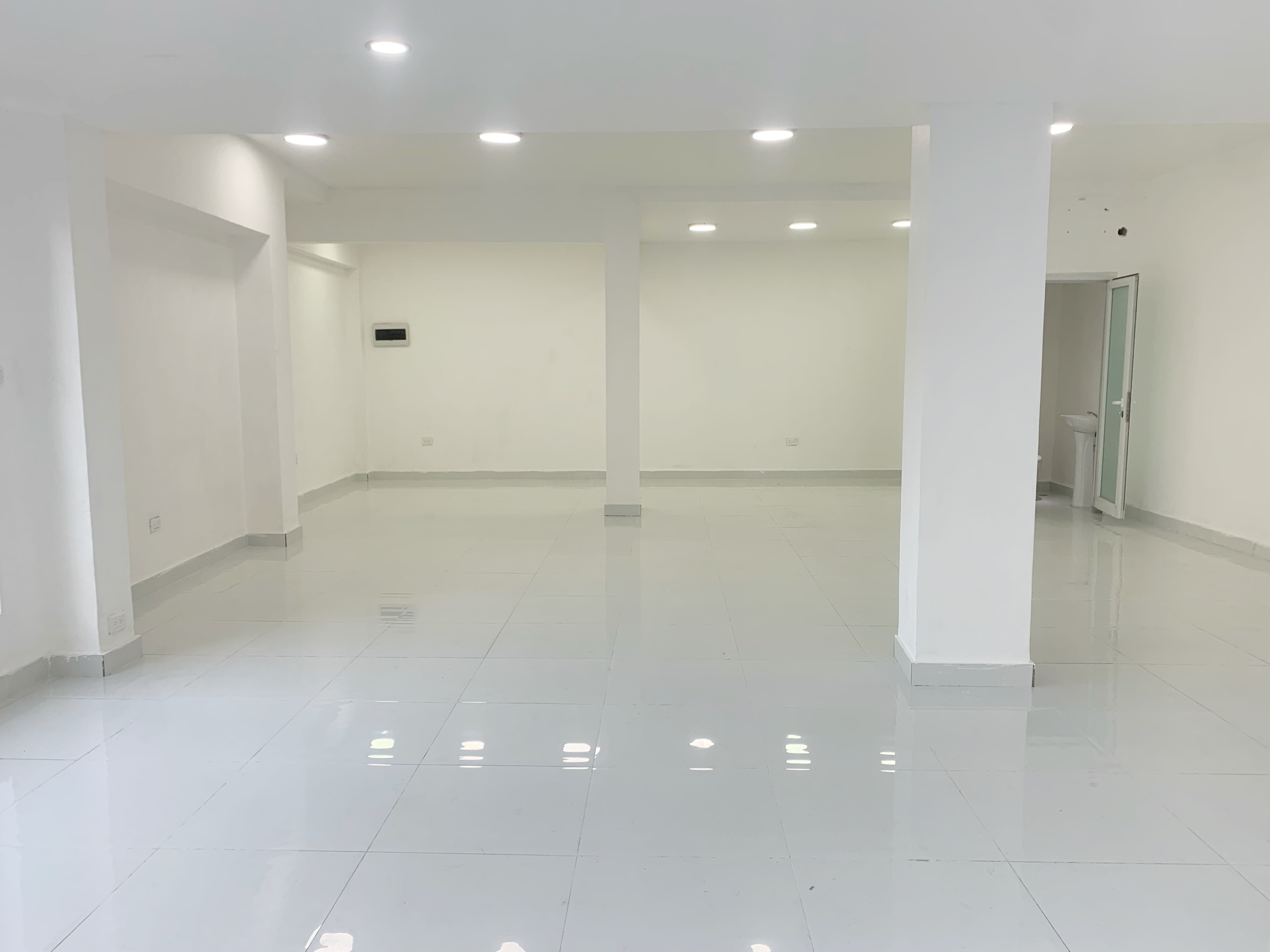 oficinas y locales comerciales - Local céntrico en Primer nivel  5
