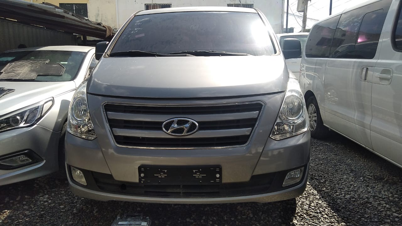 jeepetas y camionetas - HYUNDAI STAREX 2018 GRIS 1