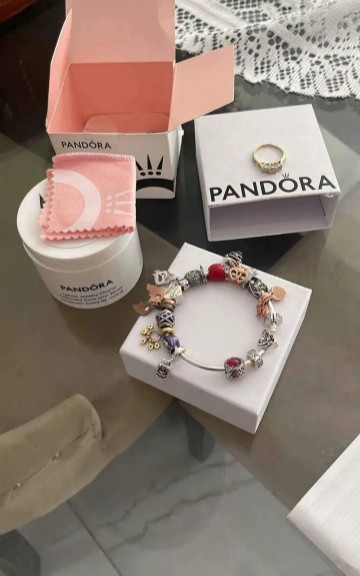 joyas, relojes y accesorios - Pandora 18 charms y crema