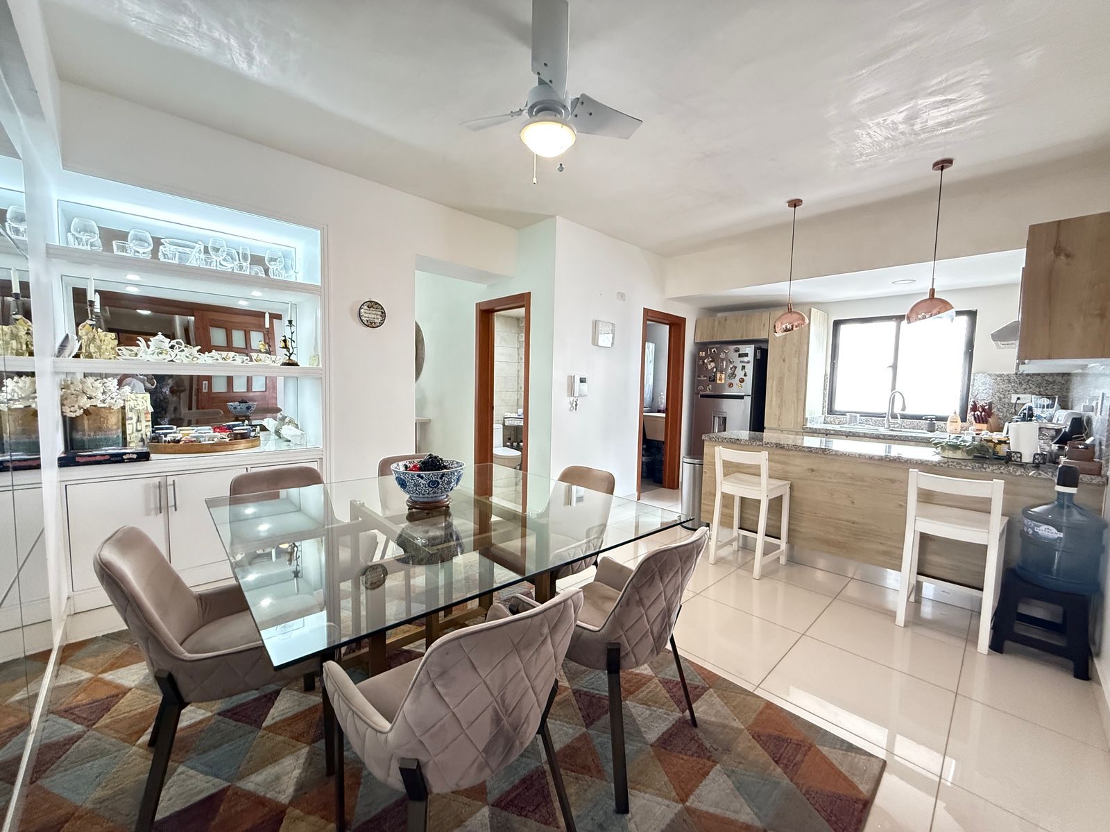 apartamentos - Vendo Evaristo morales tres hab con baño dos parqu 8