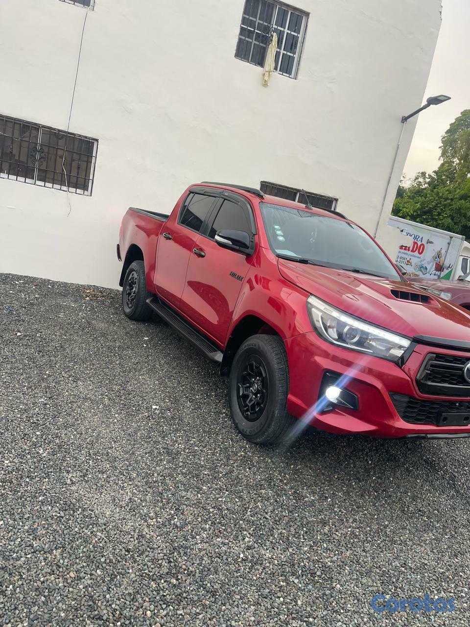 jeepetas y camionetas - Se Vende Toyota Hilux 2017 3