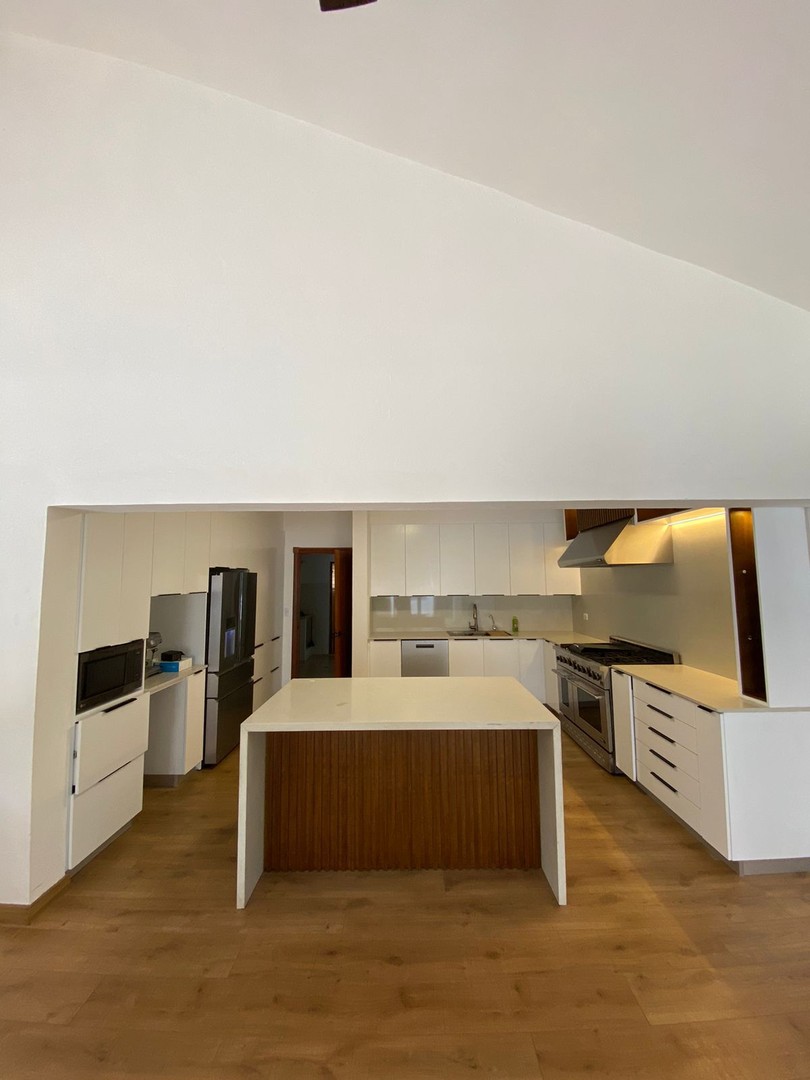 apartamentos - Naco 280,000 USD
3 Habitaciones (Cada una con su baño).
1 habitación de serv.  0