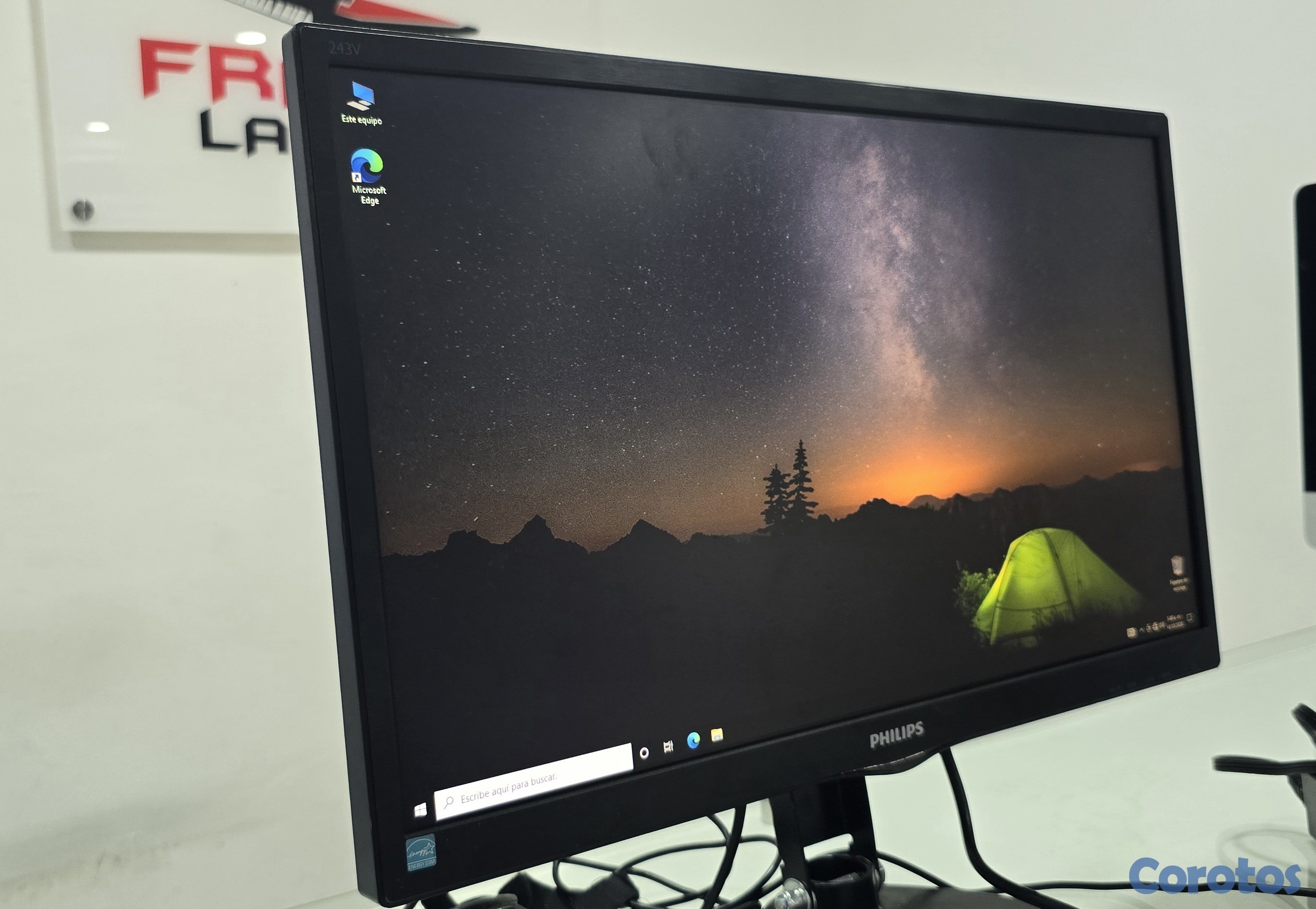 computadoras y laptops - Monitor Phillies 24 Pulg hdmi se puede enganchar ala pared 2