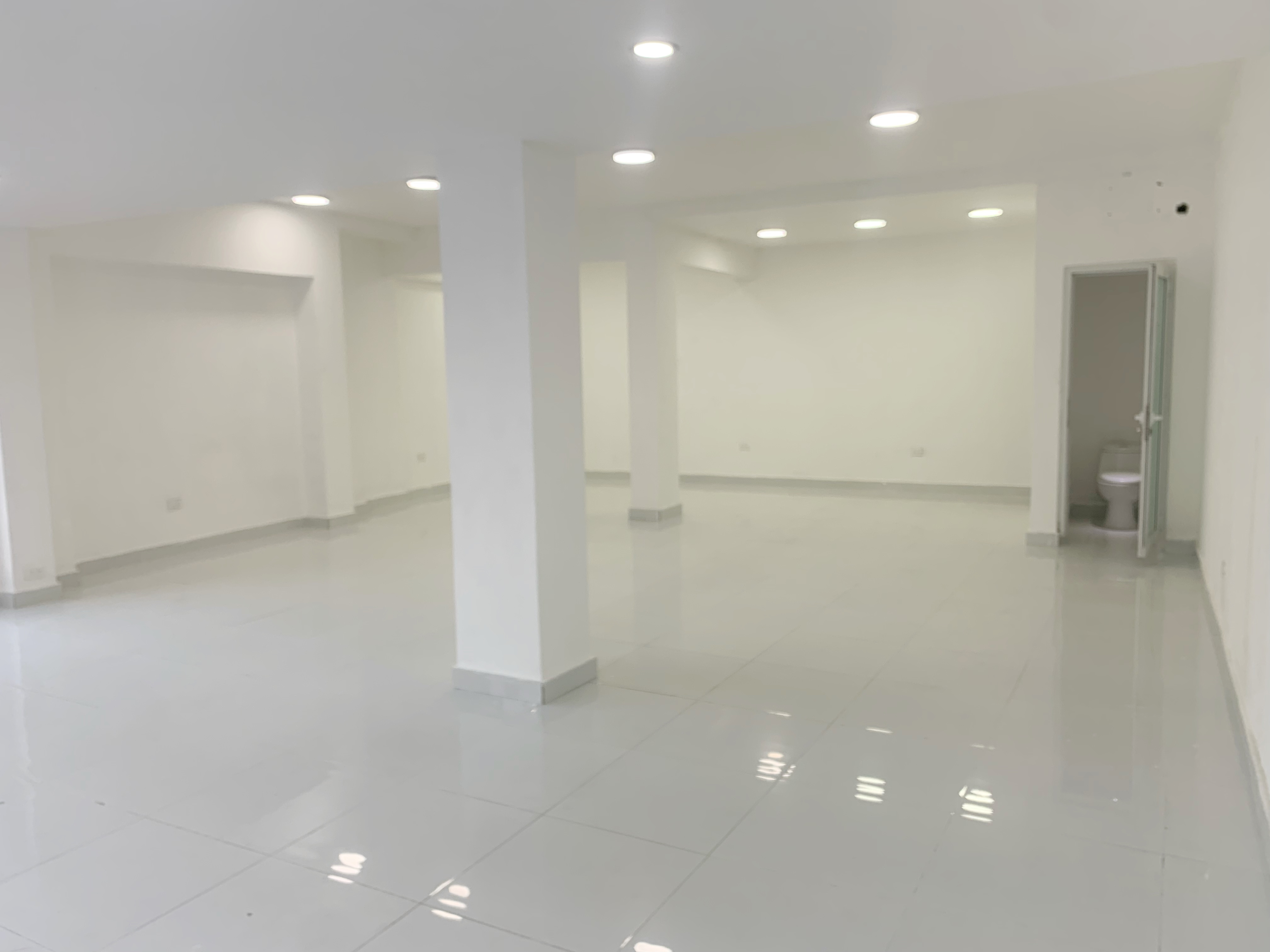 oficinas y locales comerciales - Local céntrico en Primer nivel  6