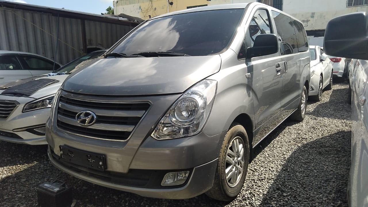 jeepetas y camionetas - HYUNDAI STAREX 2018 GRIS 2