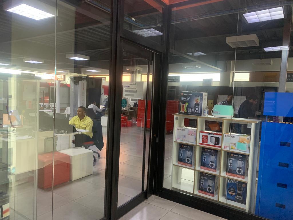 oficinas y locales comerciales - Local comercial en alquiler en Paraíso 8