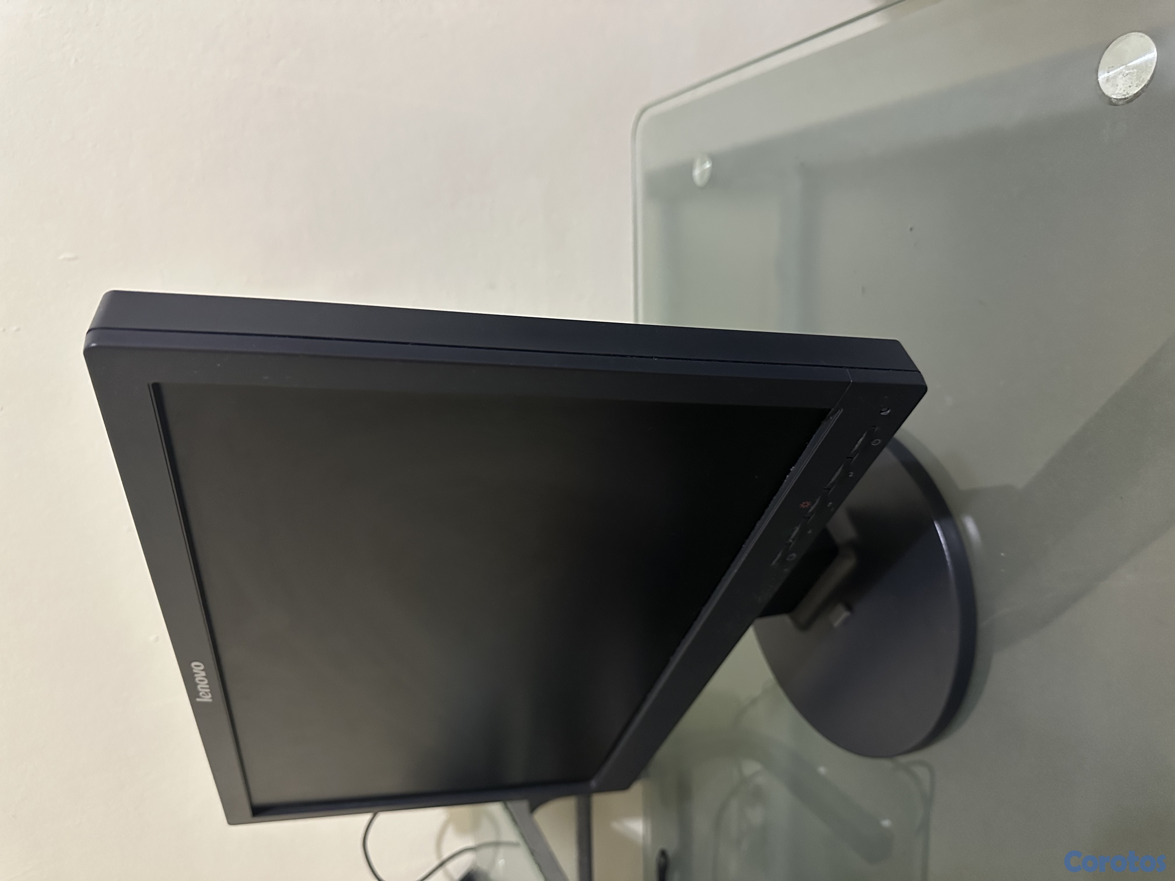 computadoras y laptops - Monitor Lenovo ThinkVision 20” LCD
Resolución 1366x768 
 3