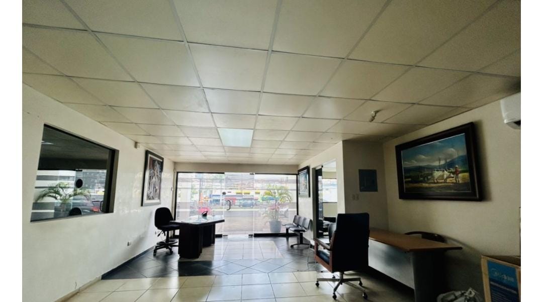 oficinas y locales comerciales - Se Vende Local Comercial en la 27 de Febrero