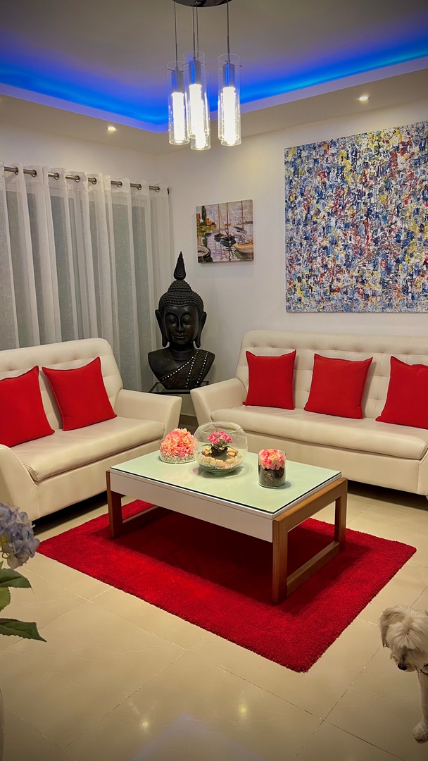 muebles y colchones - Se vende juego de mueble blanco en leder , 1 de dos y el otro de 3.
