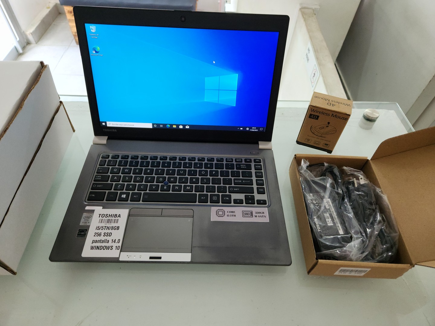 computadoras y laptops - Laptop Toshiba Tecra Z40 Ultrabook Intel Core i5 260GB SSD 8GB Ram Windows 10
