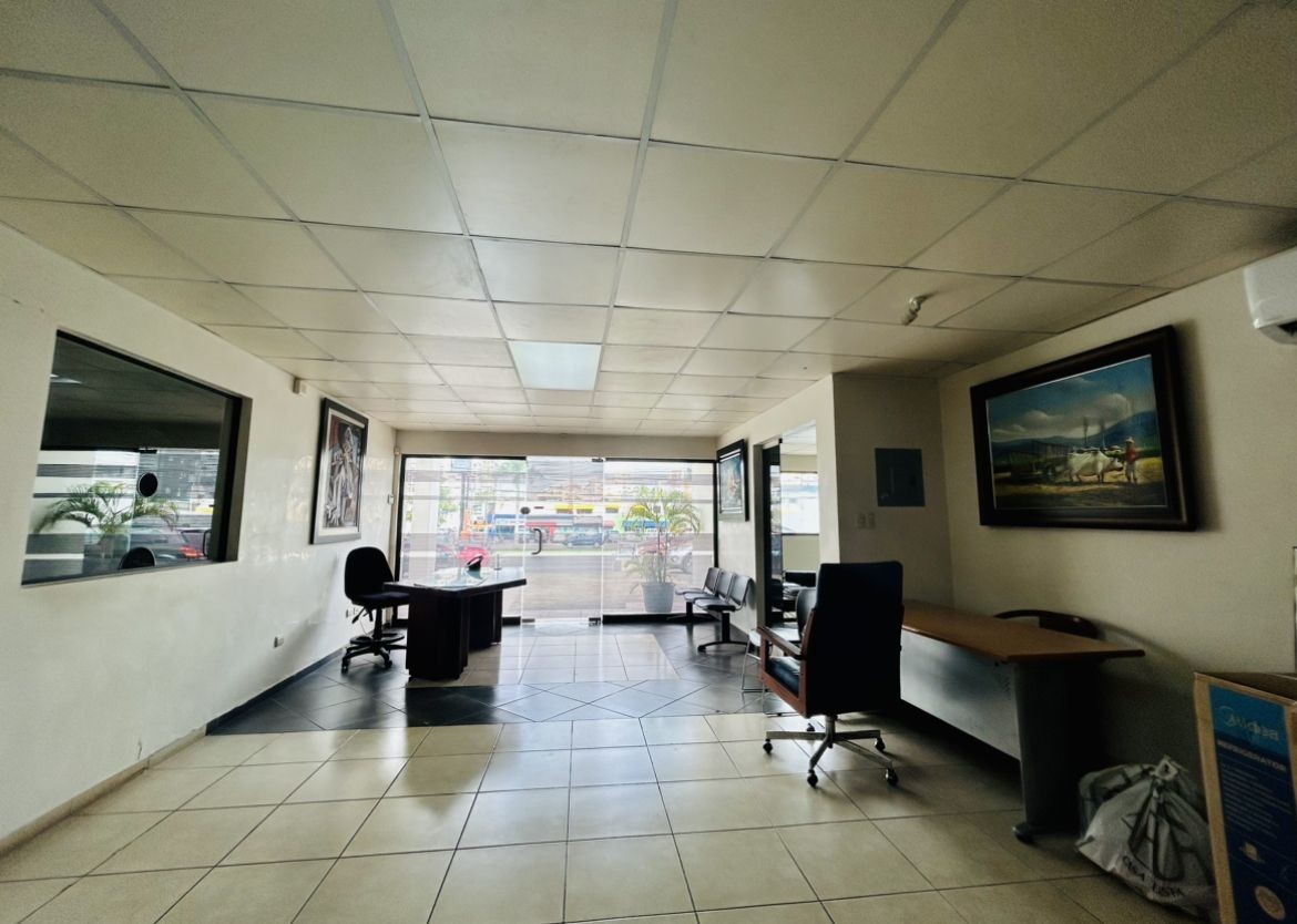 oficinas y locales comerciales - Mirador Norte local comercial ideal para dealer 1,041m2