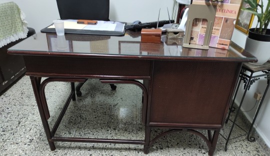 articulos de oficina - Vendo mueble marrón vintage en mimbre y ratán con tope de cristal