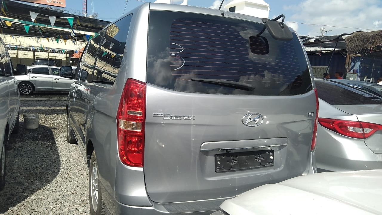 jeepetas y camionetas - HYUNDAI STAREX 2018 GRIS 6