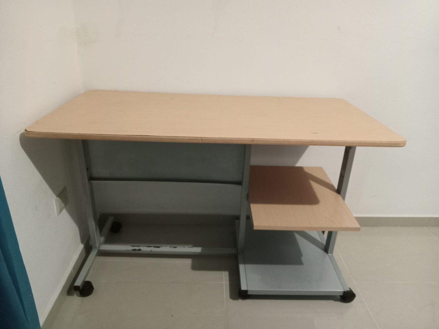 articulos de oficina - Vendo duradero escritorio en excelentes condiciones  